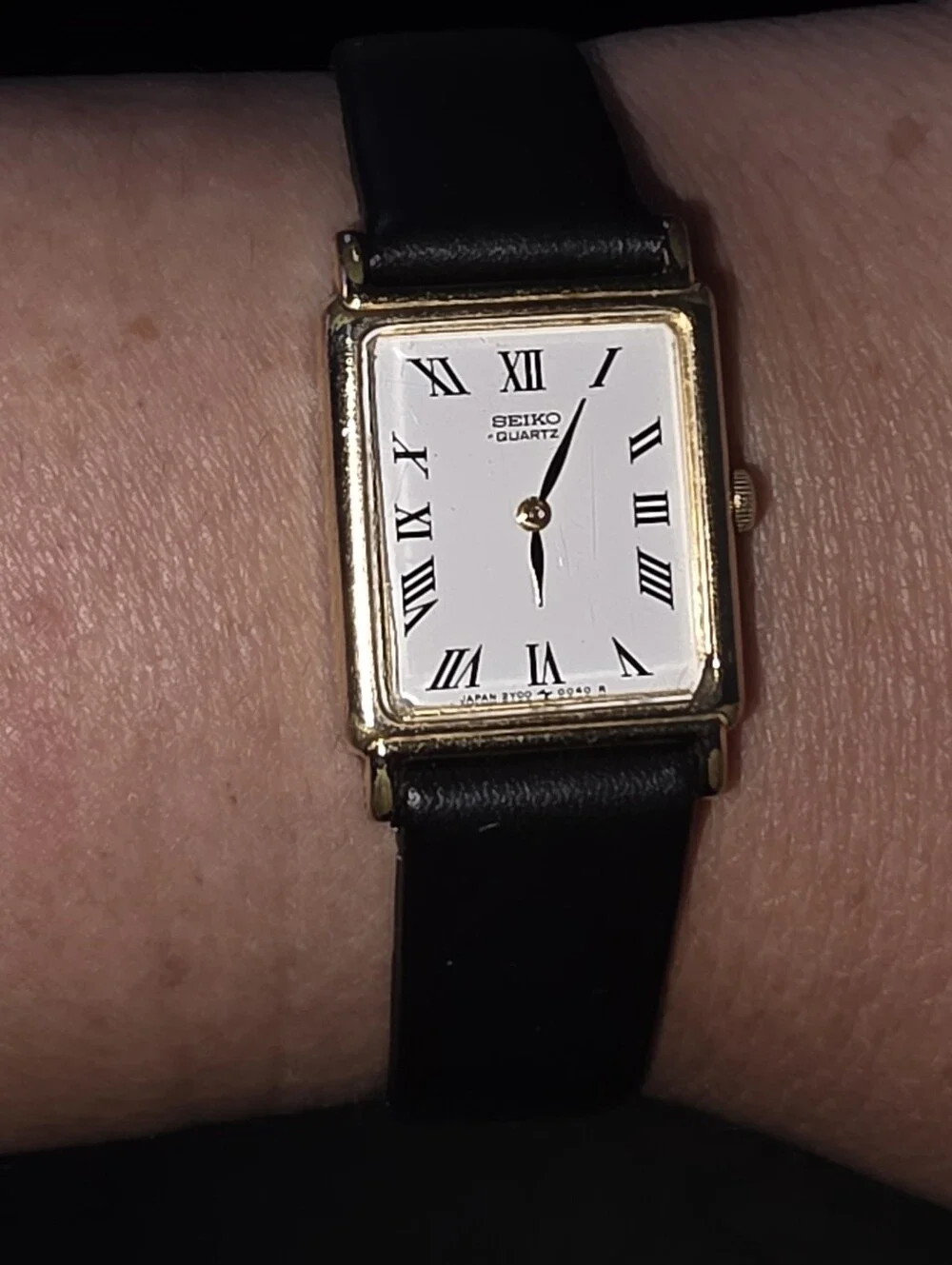 VTG Seiko 2Y00-5000 Gold Tone White Dial Roman Numerals Tank Watch Runs FLAW